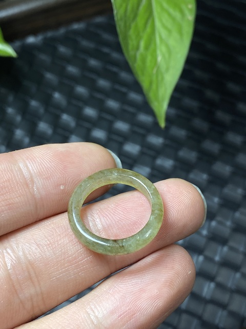 古玩玉器清代天然冰種翡翠雕“素紋戒指”拍賣,當(dāng)前價(jià)格1100元