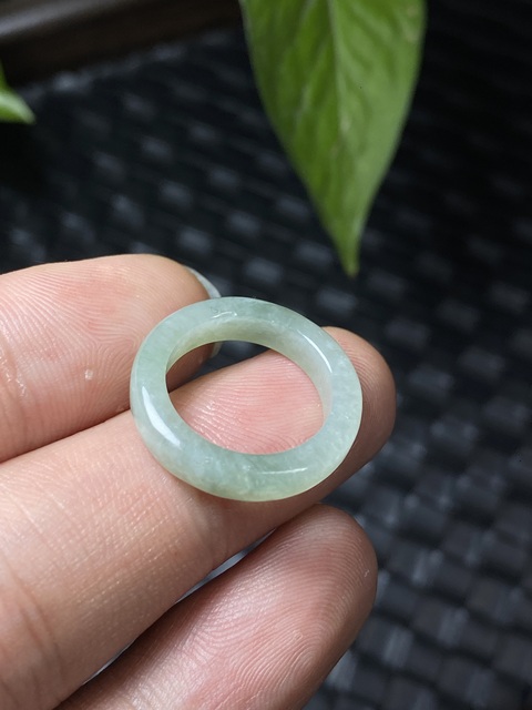 古玩玉器(絕對的放漏)有年份的天然冰糯翡翠戒指拍賣,當前價格688元