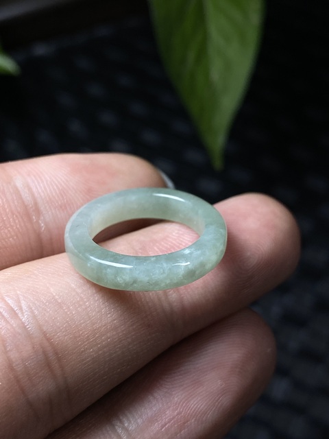 古玩玉器(絕對的放漏)有年份的天然冰糯翡翠戒指拍賣,當前價格688元