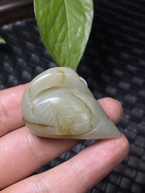 古玩玉器（一口價放漏）幾十年和田玉雕“回首鵝”把件拍賣，當前價格1200元