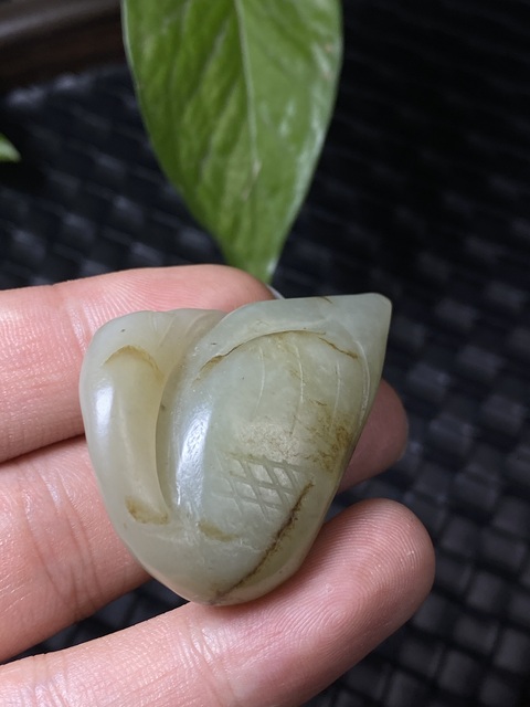 古玩玉器（一口價放漏）幾十年和田玉雕“回首鵝”把件拍賣，當前價格1200元