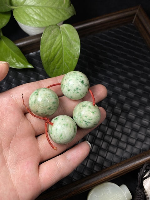 古玩玉器清代翡翠素紋珠一組拍賣,當前價格7500元