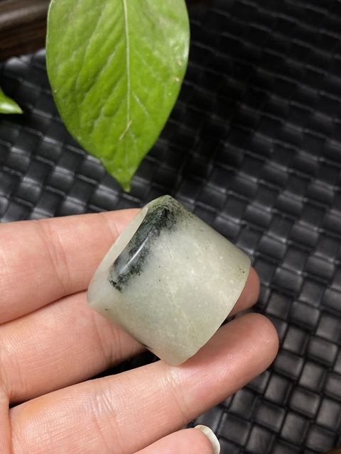 古玩玉器清代獨山玉雕“素紋扳指”拍賣,當前價格2500元