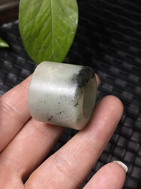 古玩玉器清代獨山玉雕“素紋扳指”拍賣,當前價格2500元