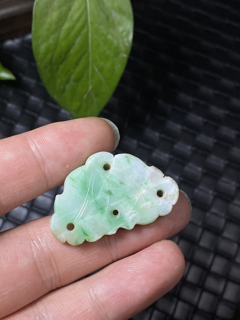 古玩玉器清代翡翠雕“荷葉墜飾”拍賣,當前價格1500元