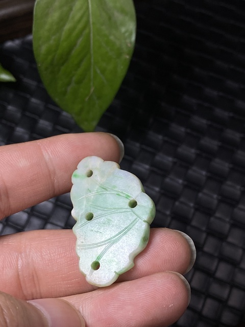 古玩玉器清代翡翠雕“荷葉墜飾”拍賣,當前價格1500元