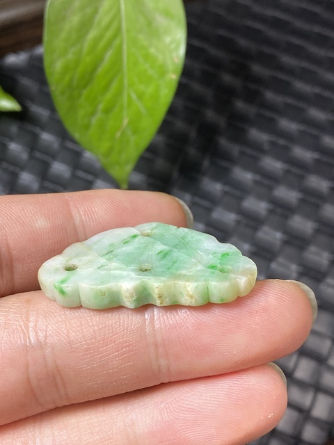 古玩玉器清代翡翠雕“荷葉墜飾”拍賣,當前價格1500元