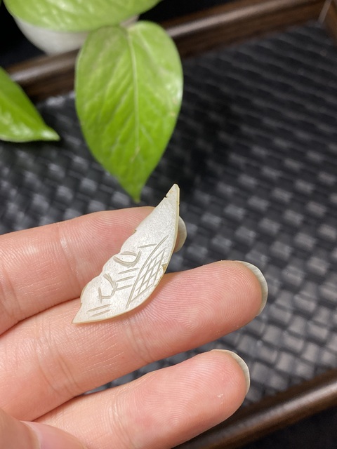 古玩玉器清代和田玉雕“刀”花飾拍賣,當前價格350元