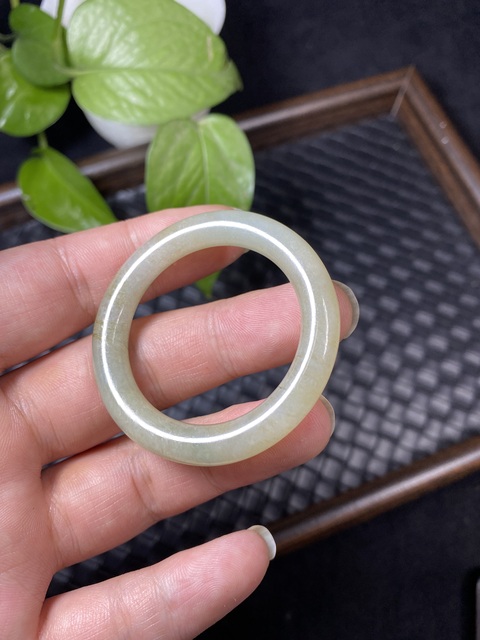 古玩玉器清代天然翡翠雕“素紋環”拍賣,當前價格2500元