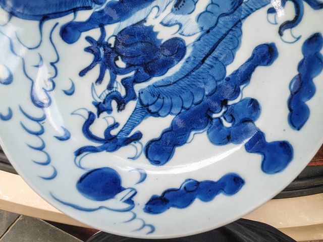 古玩陶瓷德化窯青花過墻龍紋臥盤真品鑒賞圖