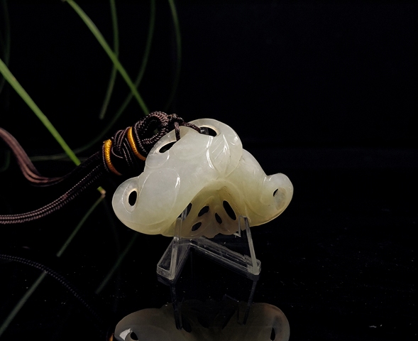 古玩玉器明代和田玉雕“菱角”拍賣,當前價格3900元