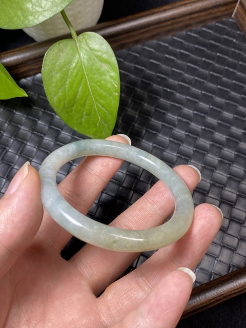 古玩玉器清代淺黃翡飄藍花天然翡翠手鐲拍賣，當前價格15000元