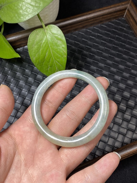 古玩玉器清代淺黃翡飄藍花天然翡翠手鐲拍賣，當前價格15000元