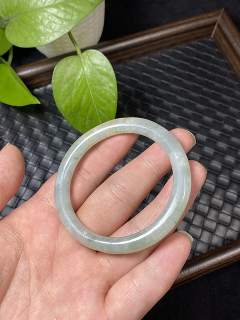 古玩玉器清代淺黃翡飄藍花天然翡翠手鐲拍賣，當前價格15000元