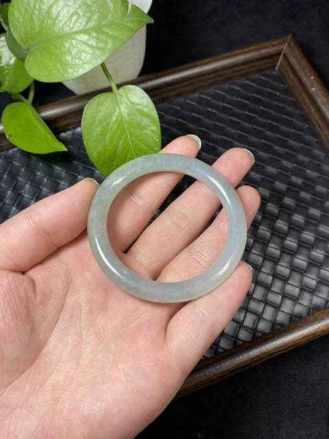 古玩玉器漂亮的清代天然冰糯翡翠手鐲拍賣,當前價格15000元
