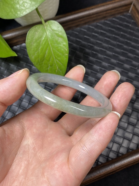 古玩玉器漂亮的清代天然冰糯翡翠手鐲拍賣,當前價格15000元