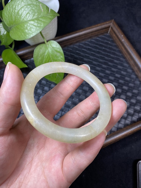 古玩玉器清代天然糯冰翡翠手鐲拍賣(mài),當(dāng)前價(jià)格6500元