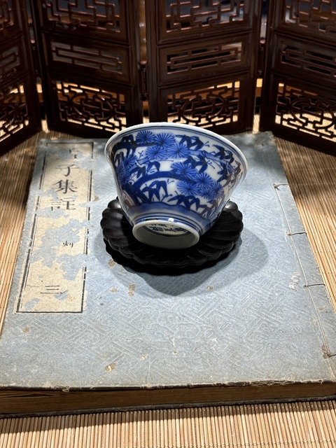 古玩陶瓷青花歲寒三友圖茶碗真品鑒賞圖