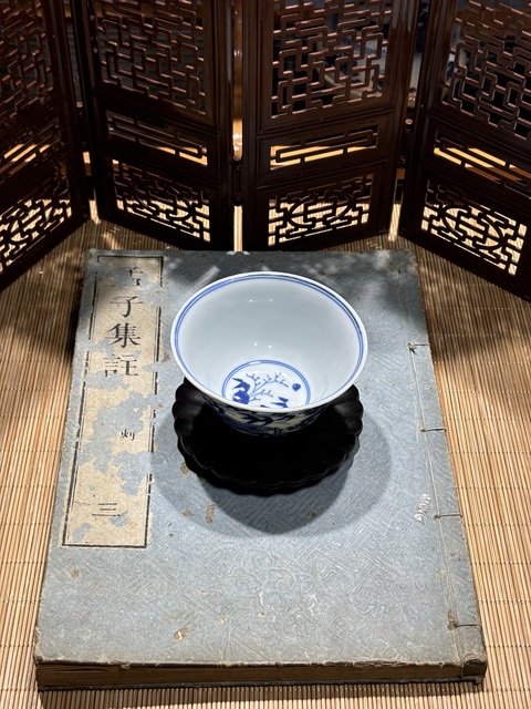 古玩陶瓷青花歲寒三友圖茶碗真品鑒賞圖