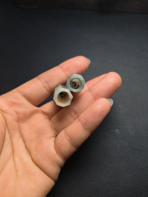 古玩玉器(放漏拍)兩個清代翡翠雕“素紋煙嘴”拍賣,當前價格1200元