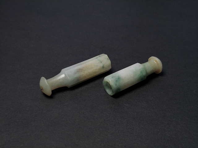 古玩玉器(放漏拍)兩個清代翡翠雕“素紋煙嘴”拍賣,當前價格1200元