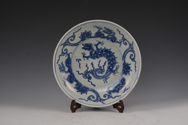 古玩陶瓷摩羯龍紋青花盤真品鑒賞圖