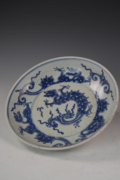 古玩陶瓷摩羯龍紋青花盤真品鑒賞圖