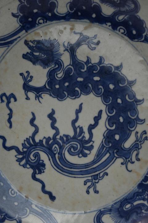 古玩陶瓷摩羯龍紋青花盤真品鑒賞圖