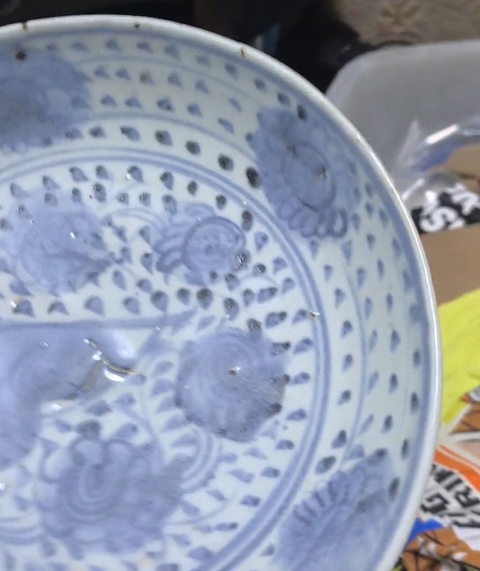 古玩陶瓷青花洞石花卉紋盤(pán)真品鑒賞圖