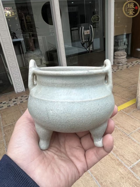 古玩陶瓷館藏級精品龍泉青瓷雙耳三足爐拍賣,當前價格2980元