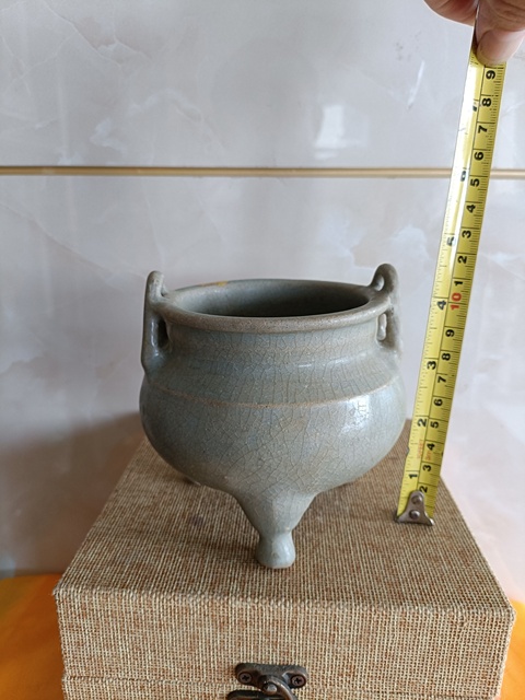 古玩陶瓷館藏級精品龍泉青瓷雙耳三足爐拍賣,當前價格2980元