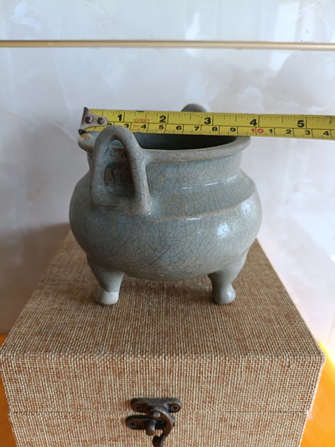 古玩陶瓷館藏級精品龍泉青瓷雙耳三足爐拍賣,當前價格2980元