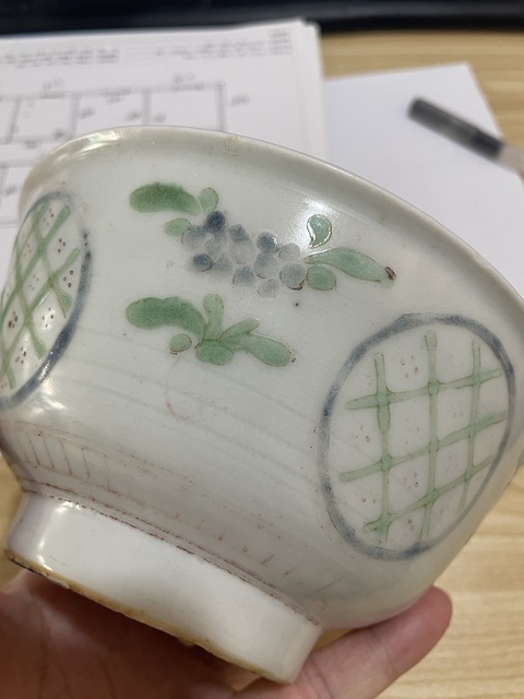 古玩陶瓷花卉紋碗真品鑒賞圖