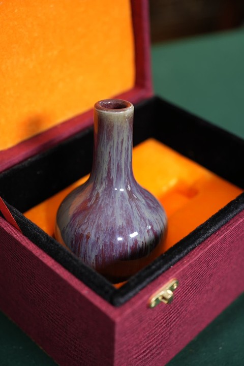 古玩陶瓷窯變釉賞瓶真品鑒賞圖