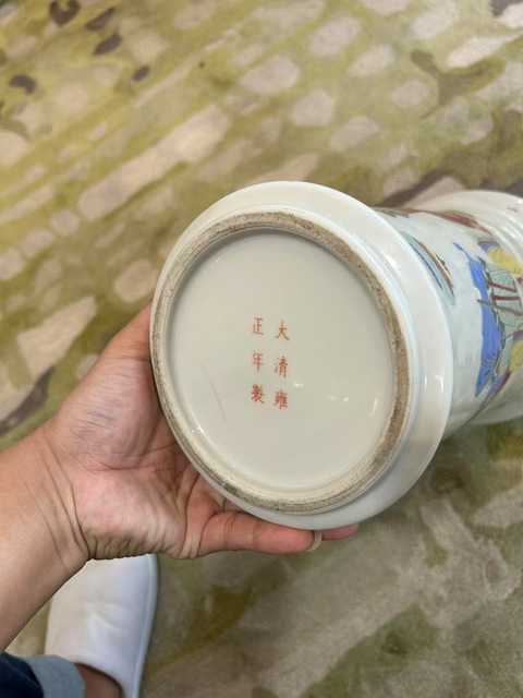 古玩陶瓷粉彩人物故事紋撇口瓶真品鑒賞圖