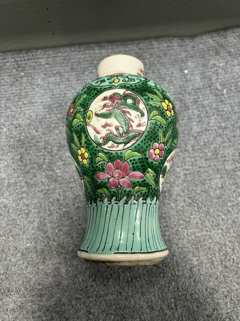古玩陶瓷粉彩團龍山水紋梅瓶真品鑒賞圖