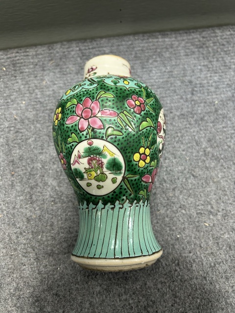 古玩陶瓷粉彩團龍山水紋梅瓶真品鑒賞圖