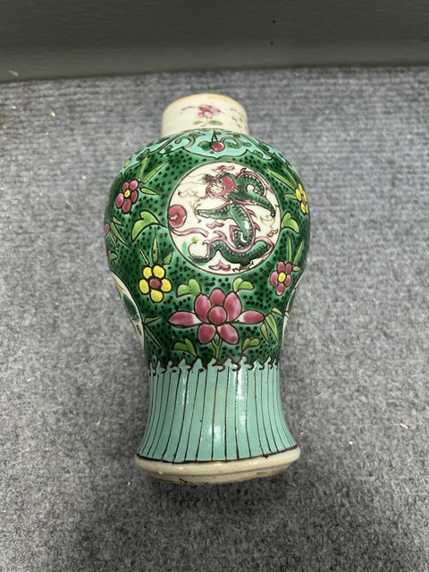 古玩陶瓷粉彩團龍山水紋梅瓶真品鑒賞圖