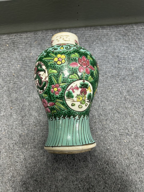 古玩陶瓷粉彩團龍山水紋梅瓶真品鑒賞圖