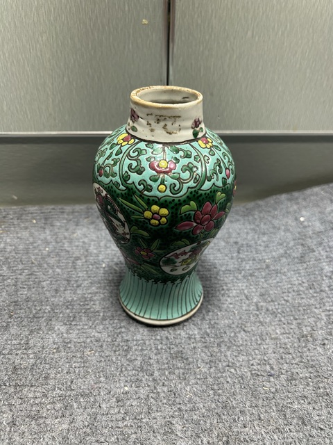 古玩陶瓷粉彩團龍山水紋梅瓶真品鑒賞圖