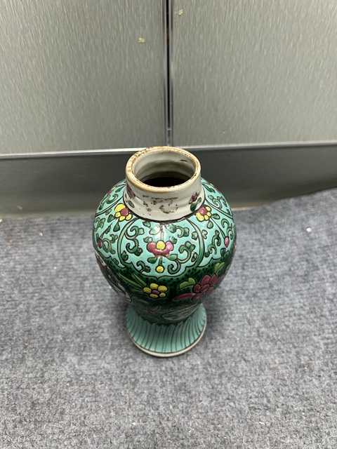 古玩陶瓷粉彩團龍山水紋梅瓶真品鑒賞圖