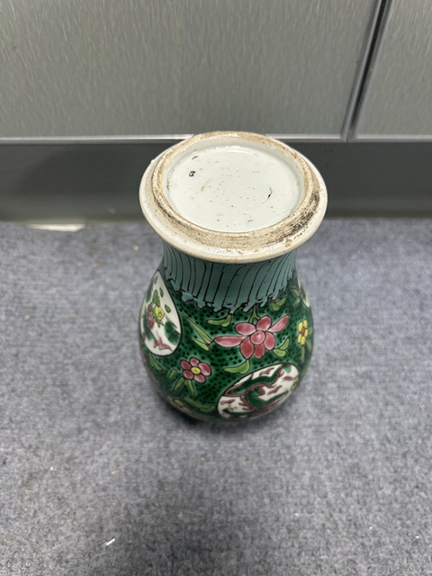 古玩陶瓷粉彩團龍山水紋梅瓶真品鑒賞圖