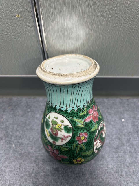 古玩陶瓷粉彩團龍山水紋梅瓶真品鑒賞圖