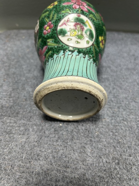 古玩陶瓷粉彩團龍山水紋梅瓶真品鑒賞圖