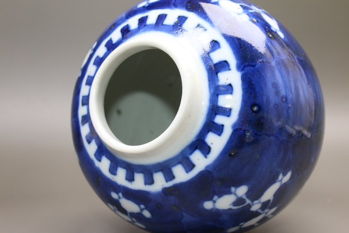 古玩陶瓷清晚期·青花留白折枝冰梅紋罐拍賣,當前價格450元