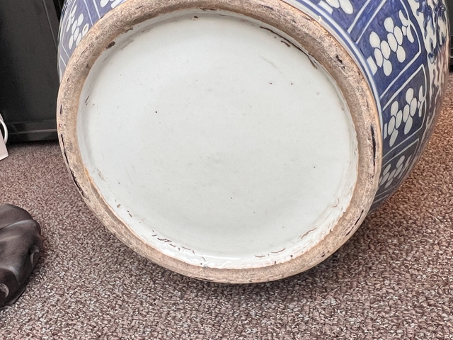 古玩陶瓷青花纏枝蓮紋貫耳尊真品鑒賞圖