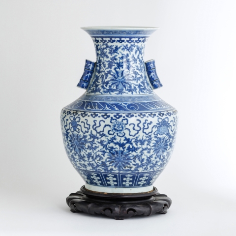 古玩陶瓷青花纏枝蓮紋貫耳尊真品鑒賞圖
