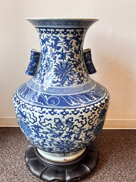 古玩陶瓷青花纏枝蓮紋貫耳尊真品鑒賞圖