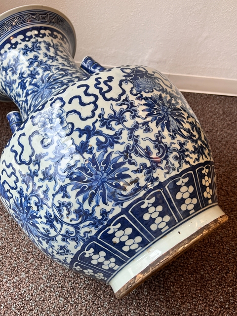 古玩陶瓷青花纏枝蓮紋貫耳尊真品鑒賞圖