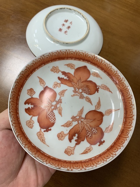 古玩陶瓷礬紅三多紋盤真品鑒賞圖